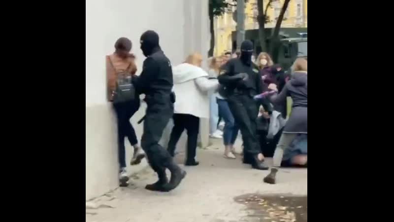 Омоновец бъёт девушку