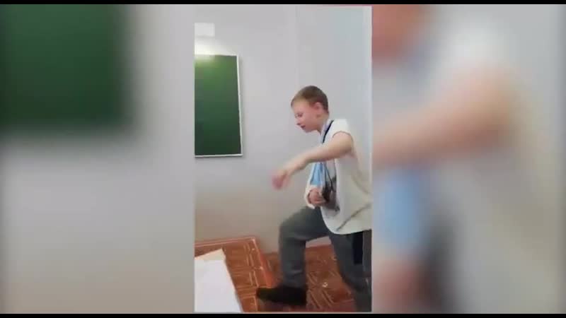 Снимает штаны и машет причандалами школьник своим поведением срывает уроки в ни