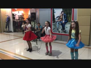 Соня ступко, вика онищенко, оля александрова маленькая девочка