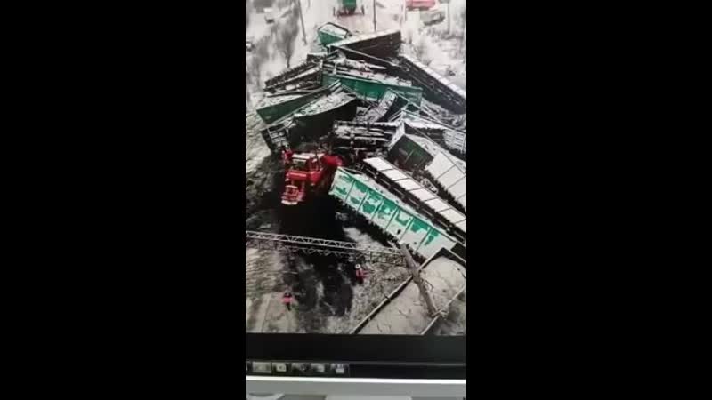 Эта груда вагонов на видео – последствия железнодорожной катастрофы в забайкалье там сошли с рельсов аж 25 вагонов с углём