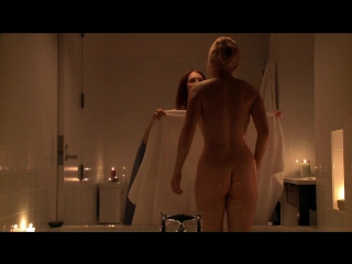 Карла Гуджино вертит голой жопой в сцене из сериала «Джетт»