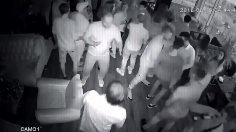 Ufc нервно курит в сторонке