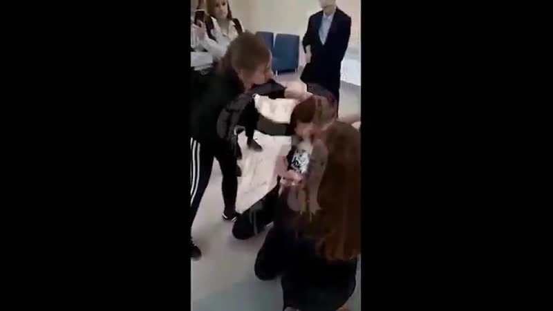 В саранске стая молодые шакалов толпой унизила школьницу 7 классницы ! из элитной школы сар