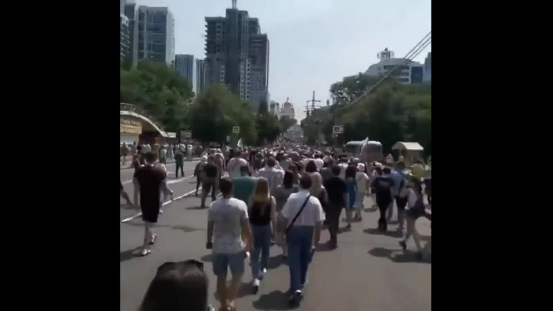 Тем временем, в хабаровске вышло на улицы по разным оценкам от 50 до 90 тысяч человек люд