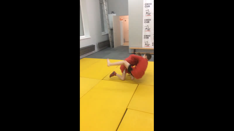 Комбо подсечка бросок спина с колен