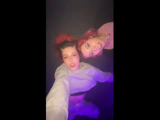 Она молодой кьют рокер