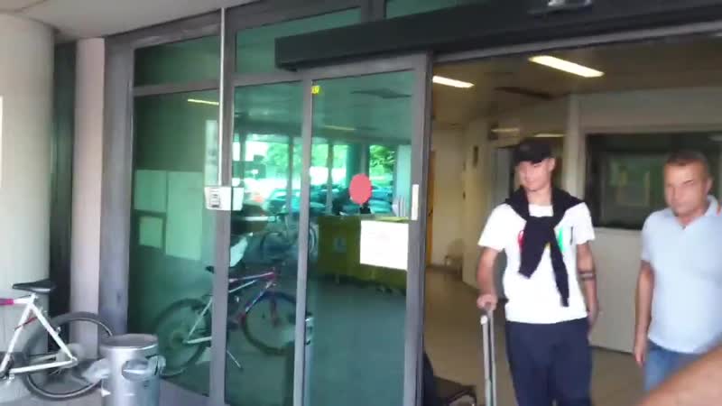 Paulo dybala has landed in turin and is on his way to meet sarri mufc [@giovaalbanese]