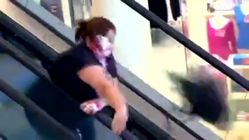 Клоун ебанул тортом в харю жирухе