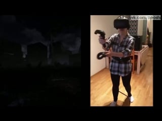 Девушка в очках виртуальной реальности играет в хоррор /girl plays zombie game brookhaven experiment in virtual reality htc vive