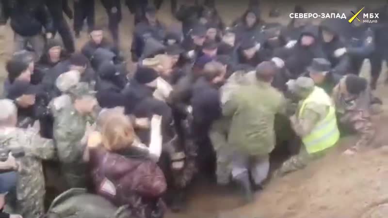 На станции шиес в архангельской области снова неспокойно произошло столкновение охраны и активистов, активное участие в котором