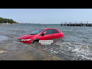 Машина упала в море в керчи