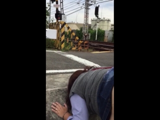 Трахает кореянку на улице