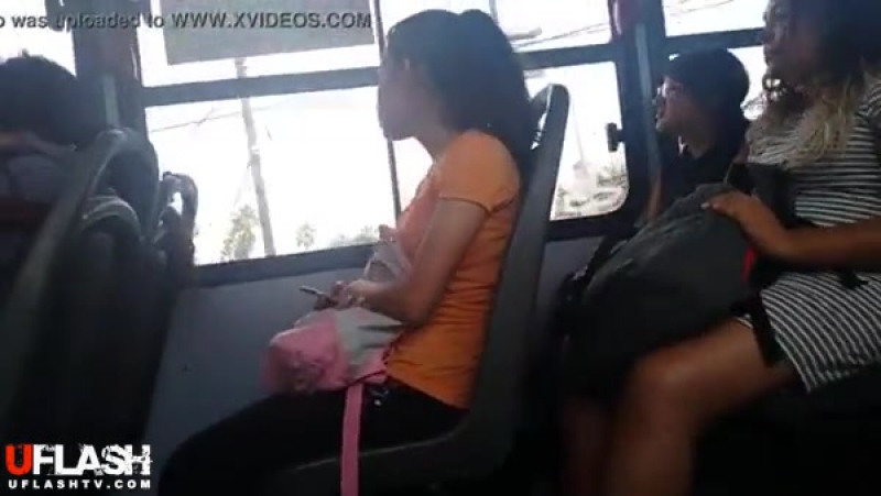 Порно мужик в автобусе дрочит