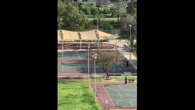 Машина израильской полиции преследует велосипедиста, которая отдалился от дома дальше 100 метров