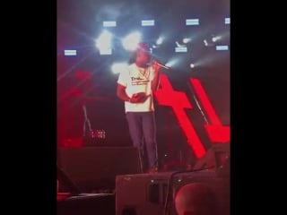 В lil uzi vert кинули библией во время исполнения трека "xo tour llif3" [nr]