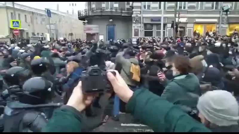 На страстном бульваре начались столкновения участников несогласованной акции и омона 1 часть