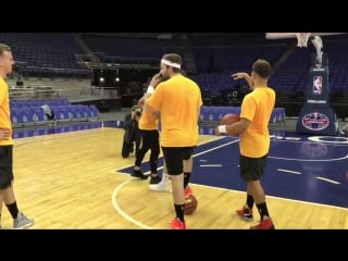 Héctor bellerín with a bit of trickery on the basketball court