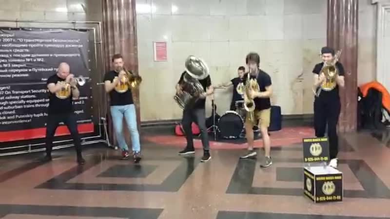 Парни зажгли! музыка в метро курская