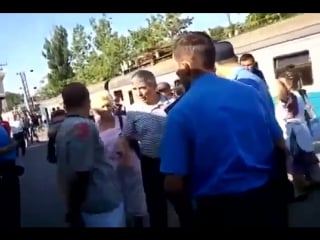 Менты беспределят на вокзале одесса, парень вышел покурить из поезда, менты хотели бабла поднять