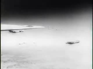 Бомбардировщики b 25 ведут бомбометание под огнем немецкой зенитной артиллерии, тунис 1943 год