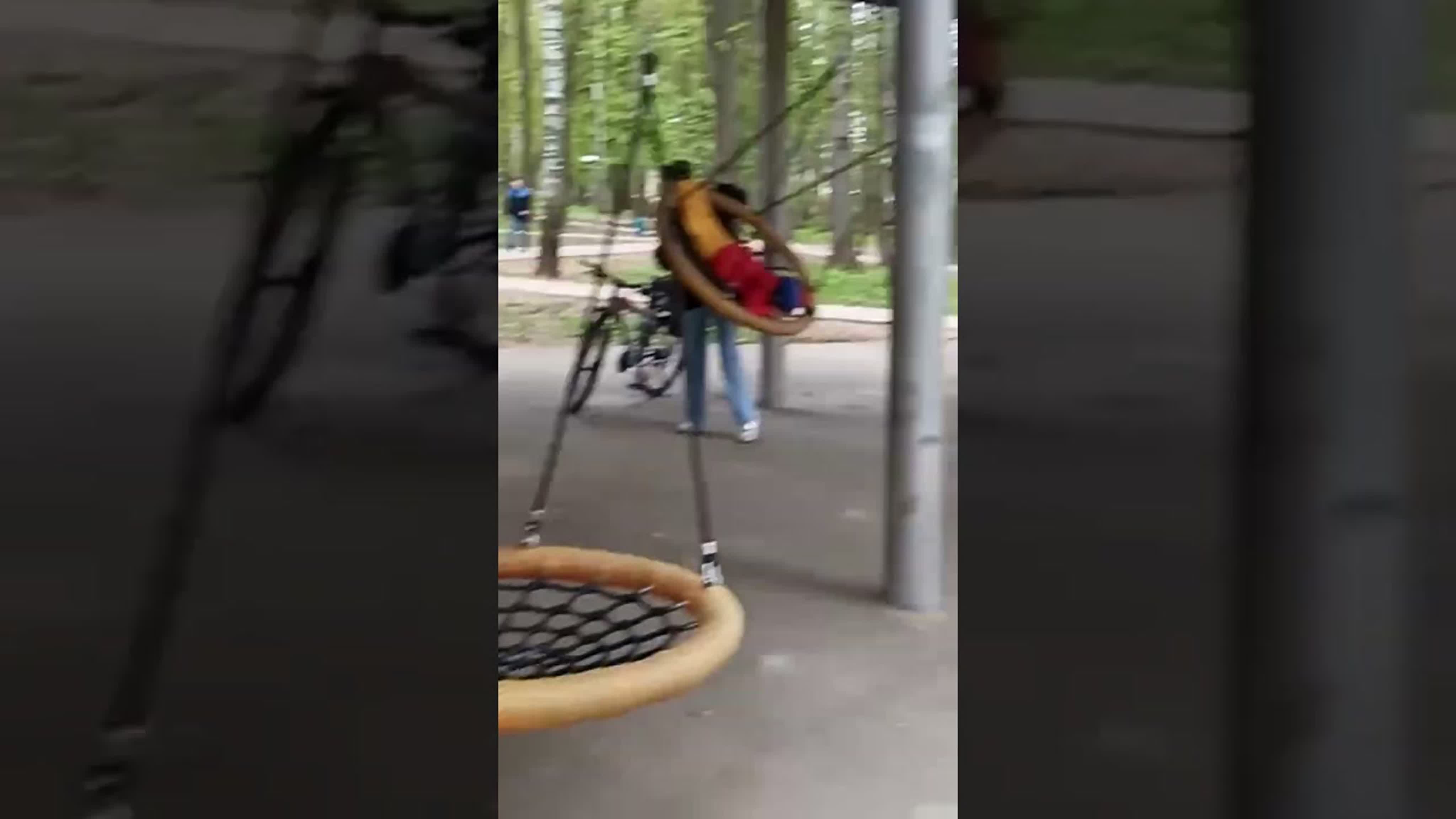 инцест  дрочит в парке 