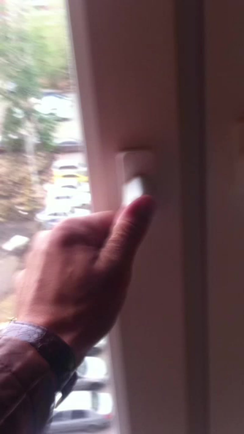 Заклинила створка