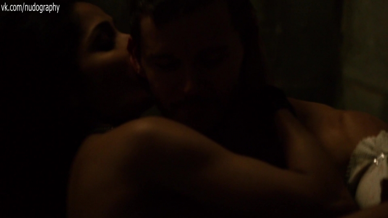 Фрида пинто (freida pinto) голая в фильме "шальное ранение" (blunt force trauma, 2015, кен сэнзел)