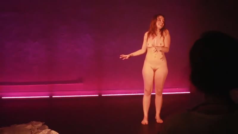 Oon, голая на сцене – бразильская актриса juliana pina играет роль с обнажением