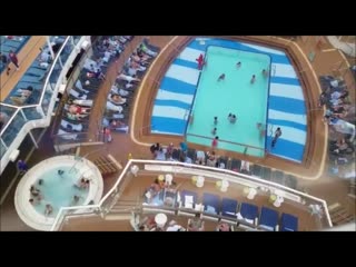 На верхней палубе корабля ovation of the seas установлена стеклянная капсула nord star