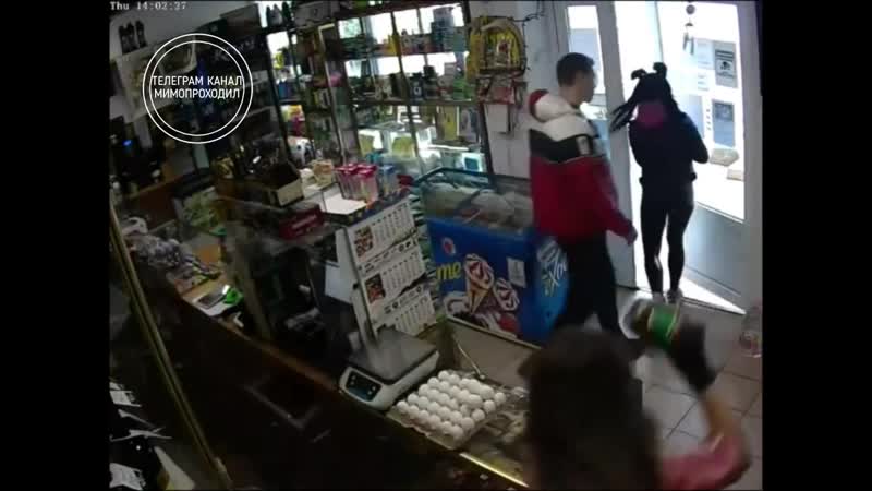 Тренер избил продавца магазина за отказ обслуживать его без маски крым