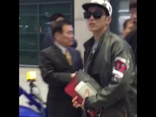 160321 jun k at incheon airport back from bangkok