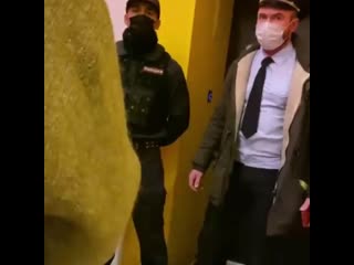 Стриптизер в форме стриптиз розыгрыш