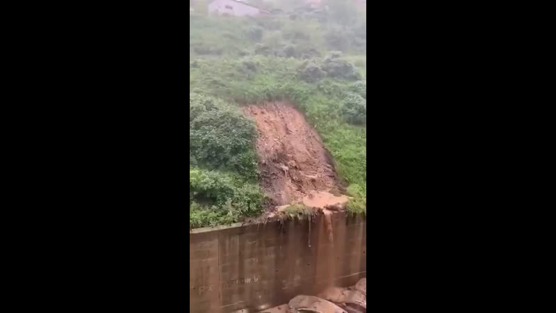 Во владивостоке сильная непогода, город затопило, а на трассы сходит со склонов грунт