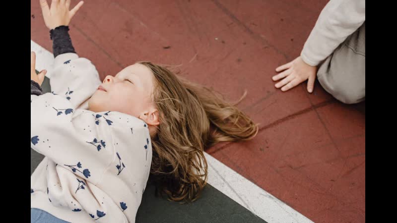 Я кричу «вызывайте скорую!» 18 летняя девочка упала с горки в парке «дельфин»