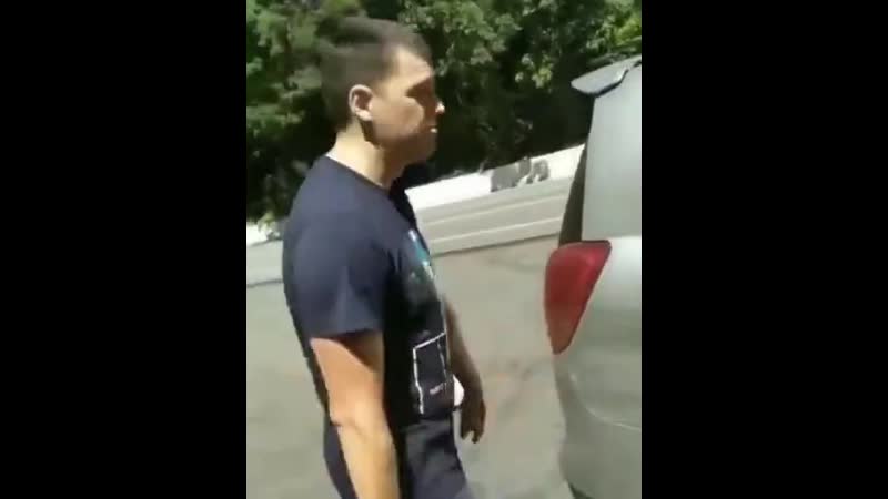 Таксист высадил мать с молодые на трассе в сочи