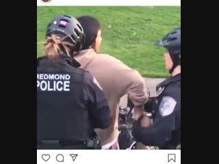 Brave bike cops makes sure this scumbag criminal gets what he deserves