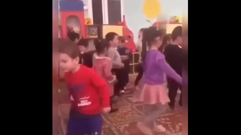 Не поделили мужика в молодые садике😄