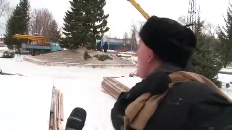 У жителя бийска спросили нравится ли ему ёлочка, которую власти города нарядили для горожан?