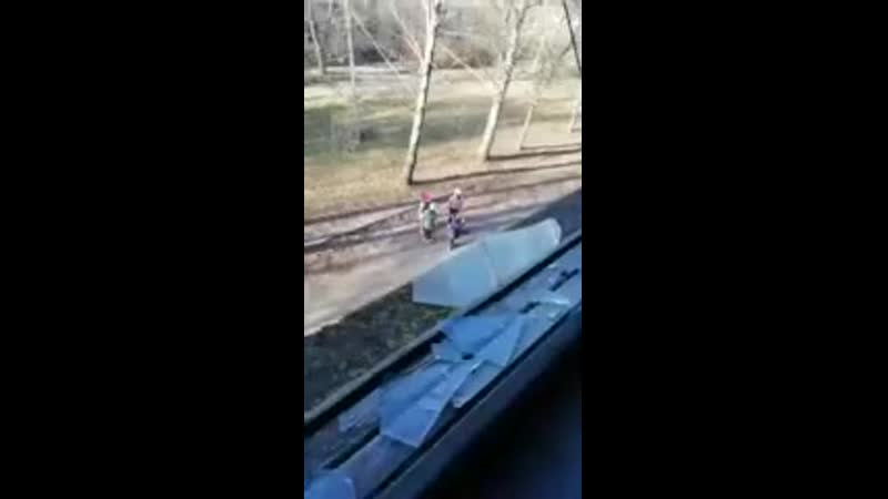 Мужик шугает шпану