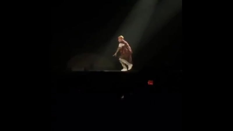 Джастин бибер не увидел края сцены и свалился во время концерта