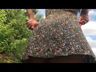 Девушка поднимает платье