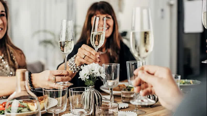 Пьяная жена начала приставать ко всем и вытворять что попало! итог всего, ее шантажируют с фото и видео