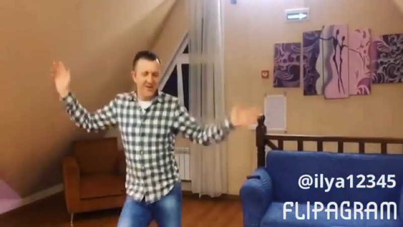 Ты упал с луны танцует туалетный ершик (яббаров)