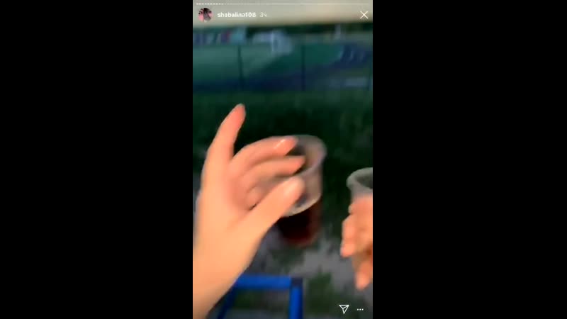 Пьяные выпускницы облили алкоголем доску почета учителей