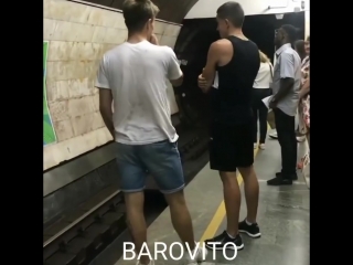 Прыгнули под поезд метро