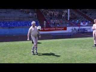 Nakedfussball ballhochhalten hd