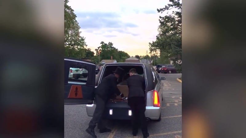 Американская старшеклассница приехала на выпускной в открытом гробу