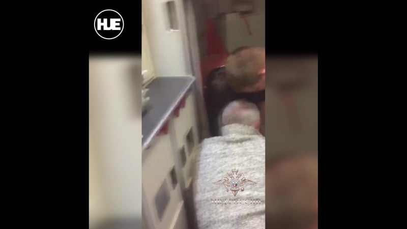 Во владивостоке сняли с самолета неадекватного пассажира