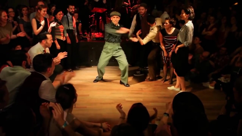 Реактивная девушка затанцевала мужика