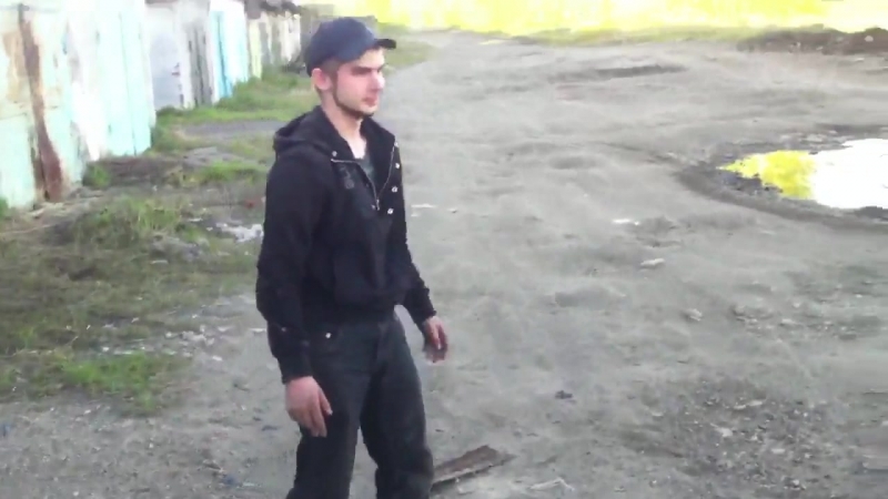 Пацаны собирают мангал © видеожесть